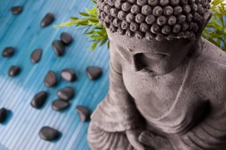 Buddha mit Bambus und Massage Steinen
